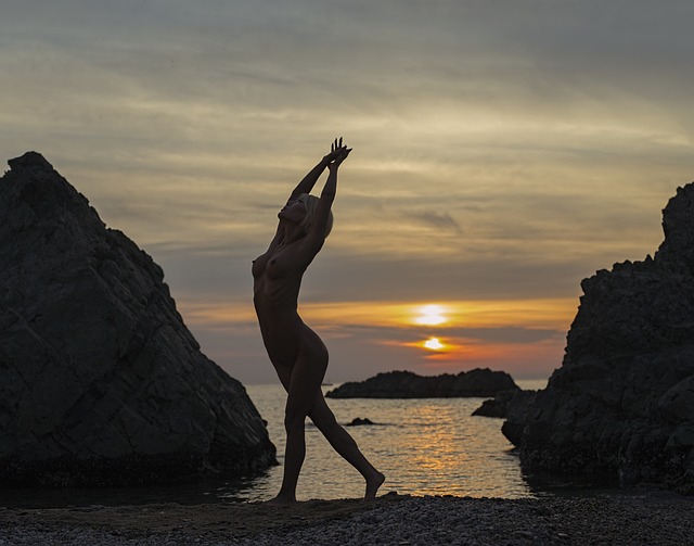 Les effets positifs du naturisme sur la santé, incluant une meilleure circulation et une réduction du stress